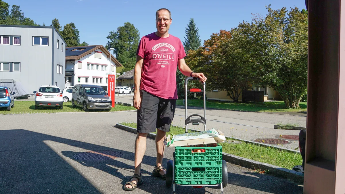 Porträt eines Mannes mit Einkaufswägeli.